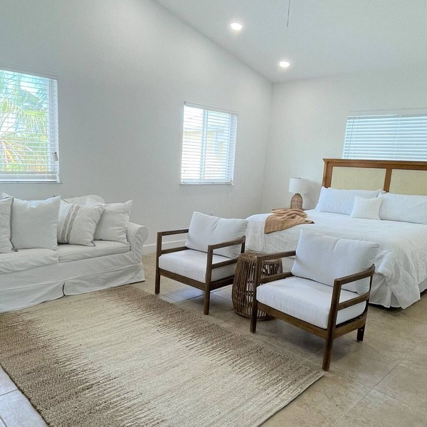 Lovely Studio steps from the beach. Optional golf car rent