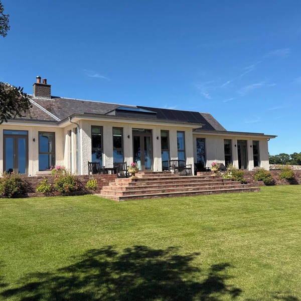 Lower Lodge: A Modern Luxury Spacious Retreat Near St Andrews.