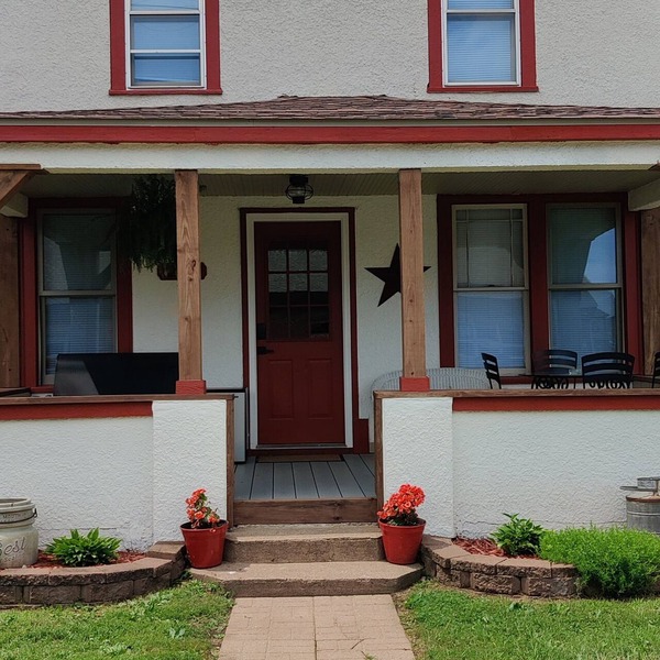 Lower unit of a two-story duplex w/two bedrooms in Somerset with WiFi, AC