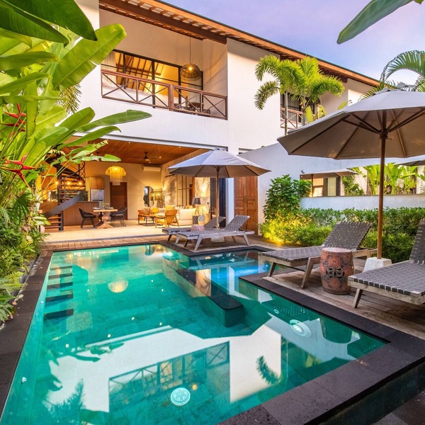 Lush Pool Two Master Suites Near the Beach