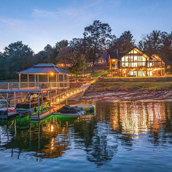 Lux Lakefront Designer Home w/Gameroom, Sleeps 24