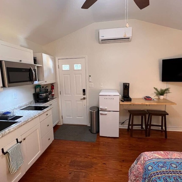 Lux Studio W Kitchenette Pets are allowed