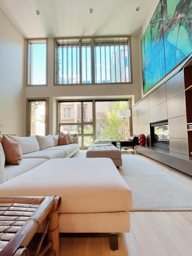 Luxe 4 bed 5 bath with Parking Walk to Capitol, Convention Center, museums and shops