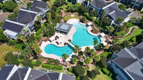 Luxe Beachfront| 4BR (10ppl) w/Terrace & Resort Pools
