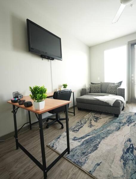 Luxe Condo Downtown, Rooftop Balcony, Fast Wifi