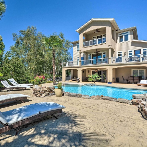 Luxe Getaway w/Riverfront Views in Grants Pass!