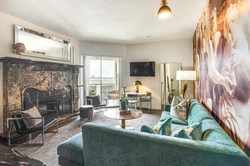 Luxe Long Beach Condo w/Pool: 1 Mi to Shoreline!