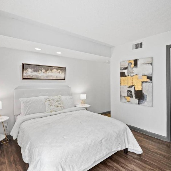 Luxe Modern King Studio |Pool & Hot Tub| NRG & TMC