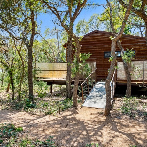 Luxe Modern Treehouse w Heated Pool & Firepit