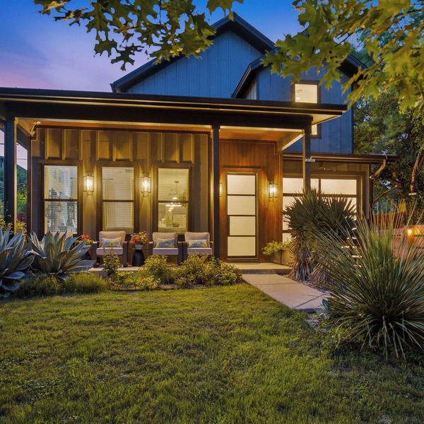 LUXE Spacious Downtown Retreat; SwimSpa; BBQ&FreeParking; Steps2 Moody&UT&6th St