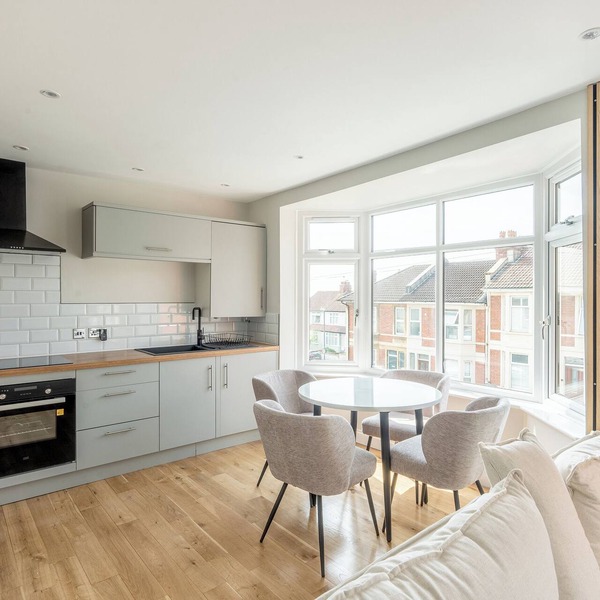 Luxurious 2-Bed Flat/Home Away From Home