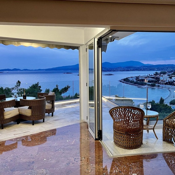 Luxurious 2-bed Seaside Apartment in Saronida