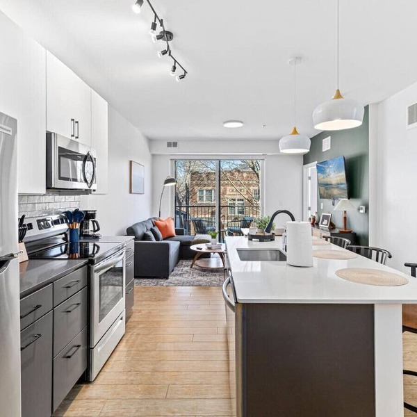 Luxurious 2BR Retreat near Downtown Roofdeck & Gym