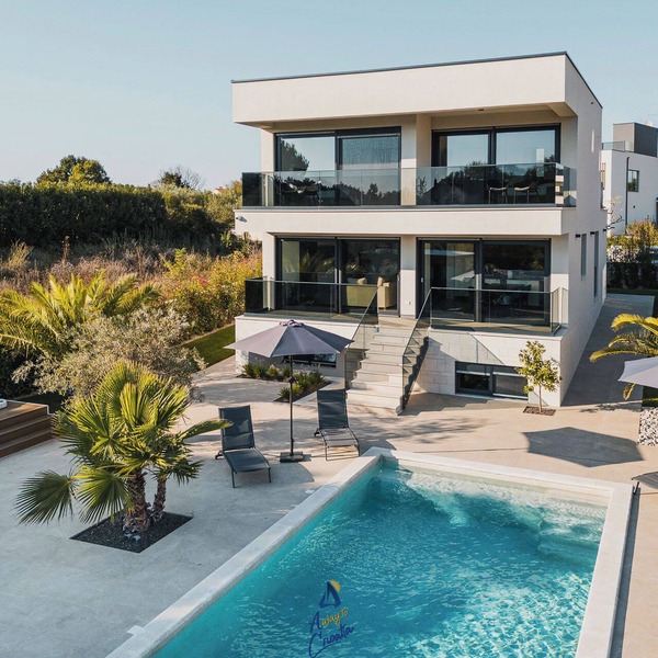Luxurious 3-BR spa villa with heatable pool close to beaches