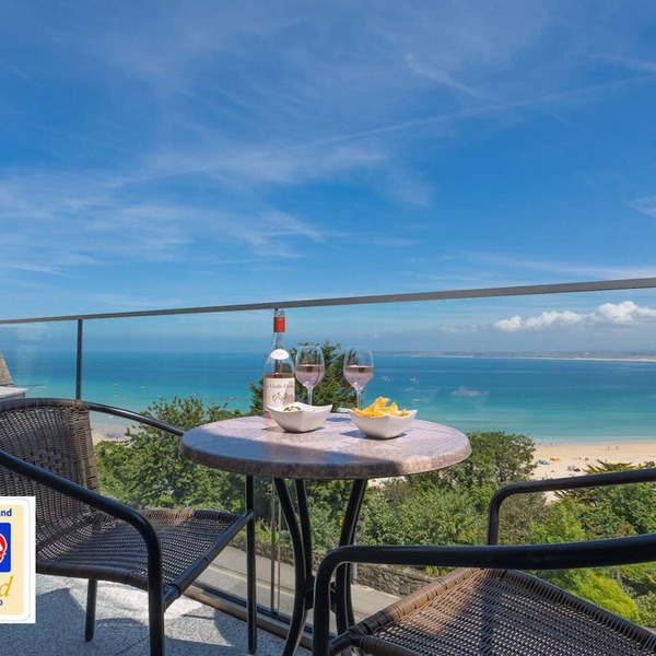 Luxurious 5* Beachfront apartment, free wifi and sky tv