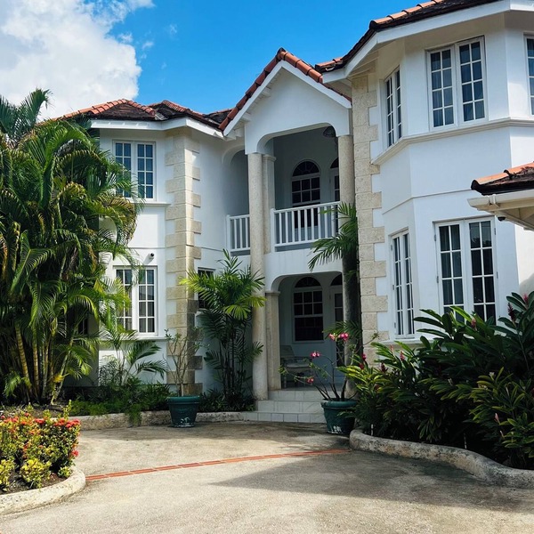 Luxurious 5-bedroom villa with WiFi and AC in charming Saint James