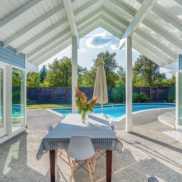 Luxurious 6-bedroom Villa with Pool in Clyde Hill
