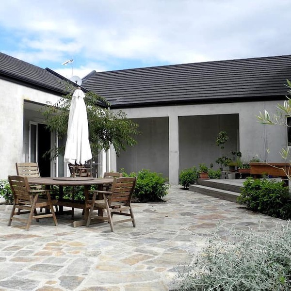 Luxurious Accommodation with Spacious Grounds in Canterbury, South Island