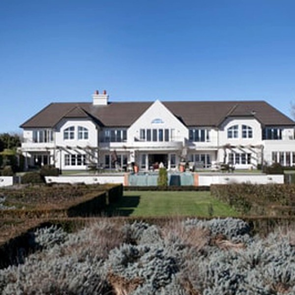 Luxurious Accommodation with a Shared Infinity Pool near Sanctuary Mountain, North Island