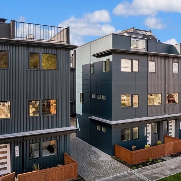Luxurious Alki Beach Townhome: Steps to the Shore. Pet-Friendly!