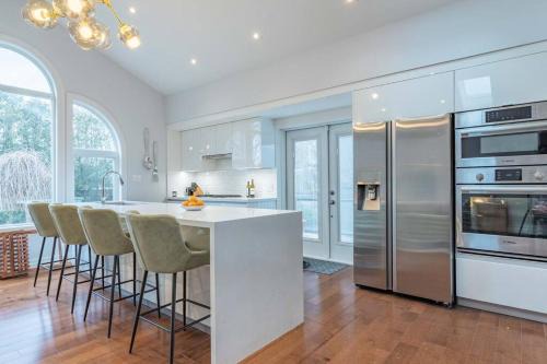 Luxurious and Spacious 4BR Home Near Downtown