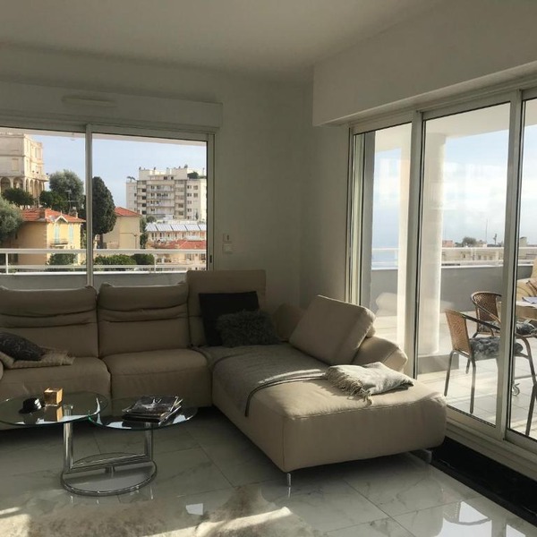 Luxurious Apartment with Terrace and Sea View