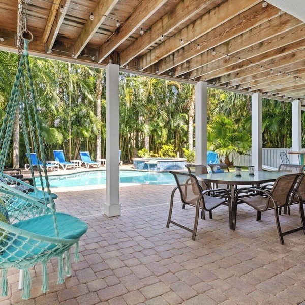Luxurious Beach Haven- 2-min walk to beach access, pool, spa and putting green!
