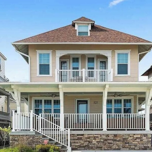 Luxurious Beachfront Victorian on Beach Ave!
