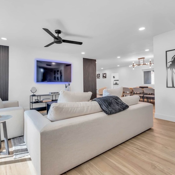 Luxurious & Bright Gem ~ Private Bar ~ Pool ~ Parking & More!