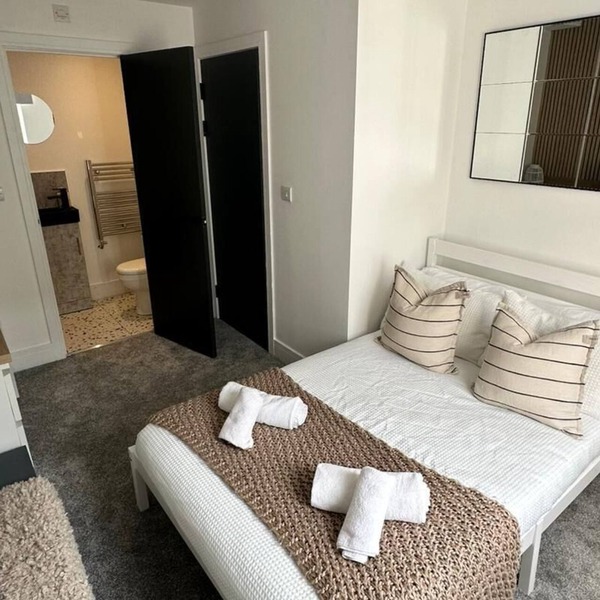 Luxurious Central 5 Double Bedroom Home | 3 Floors