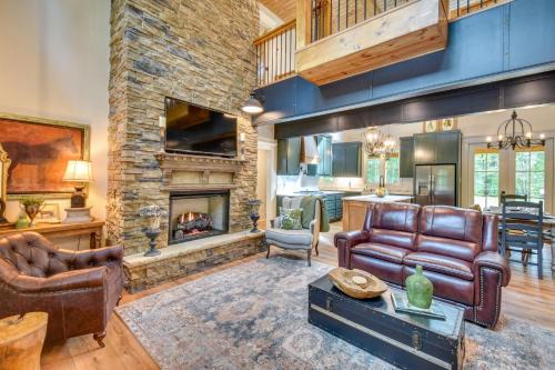 Luxurious Clarkesville Cabin w/Decks & Fire Pit