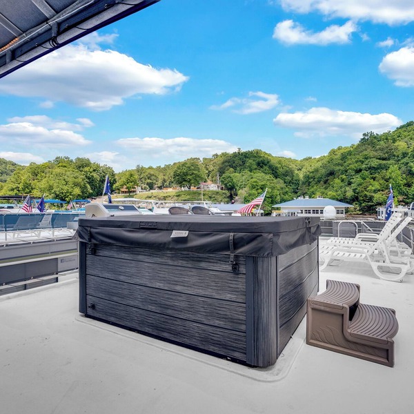 Luxurious Five Bedroom Houseboat Retreat on Center Hill Lake