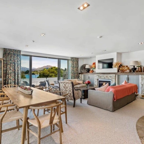 Luxurious Lakefront Apt w/Stunning Views