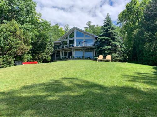 Luxurious Lakefront Cottage, Sleeps 12