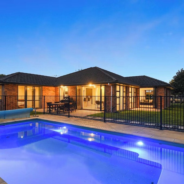 Luxurious Master Bedroom With Pool View : Hamilton