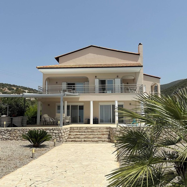 Luxurious Mediterranean Villa with Infinity Swimmingpool and Maximum Privacy