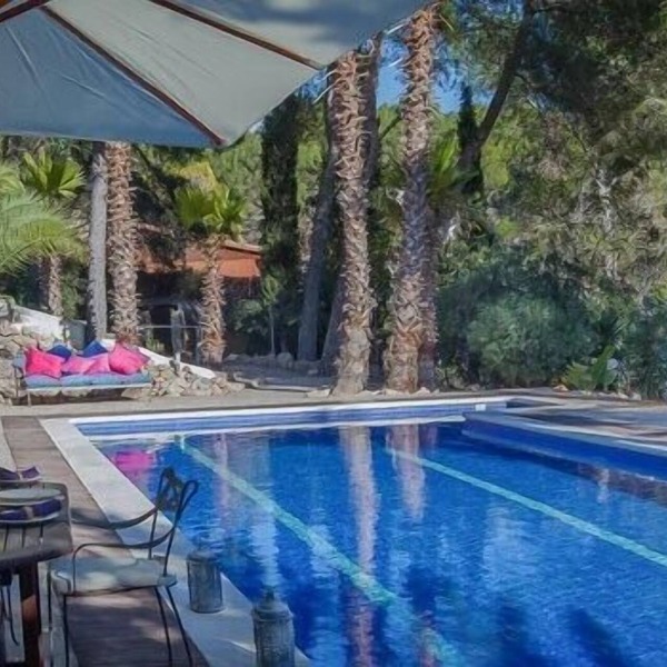 Luxurious & modernly equipped country villa, w/new gym & event room, sleeps 22