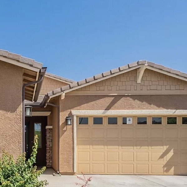 Luxurious Newer Modern Home 1.5 miles from State Farm Stadium/Westgate district.