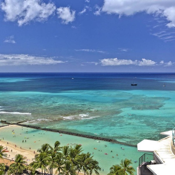 Luxurious Ocean View 2-bed/2-bath condo with Pool, FREE Valet Parking & Wi-Fi