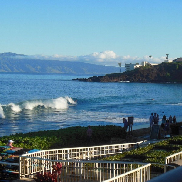 LUXURIOUS OCEANFRONT CORNER UNIT REMODELED WITH ISLANDS & BLACK ROCK VIEWS