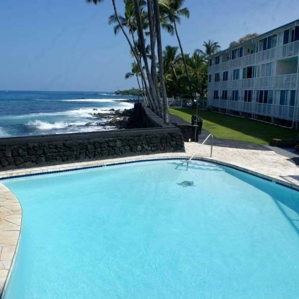 Luxurious Oceanfront Penthouse Condo Air Conditioned. Sleeps 4