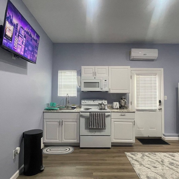 Luxurious, pristine apartment near country club, perfect for a splendid getaway!
