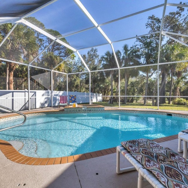 Luxurious Private Villa, Large Heated pool, 1 mile to beach, 3 King Beds, Wi-fi