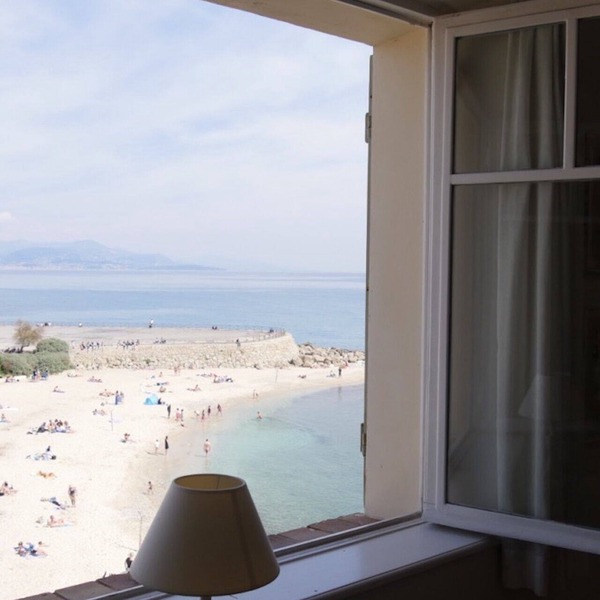 Luxurious seafront 2 bedrooms flat superb view, WIFI, AC, for 4 close to beach