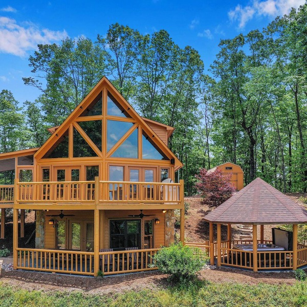 Luxurious, Secluded Cabin, with Gazebo Covered Hot-tub + Amazing View