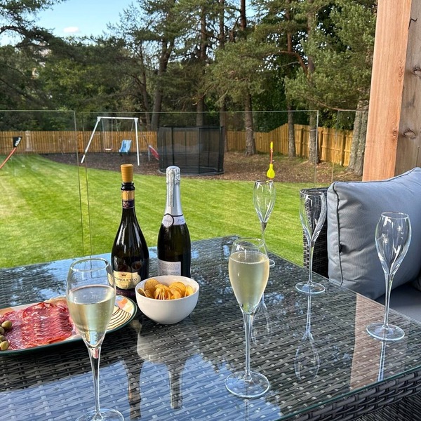 Luxurious, spacious 4 bed lodge in Carrbridge with large private garden-sleeps 8