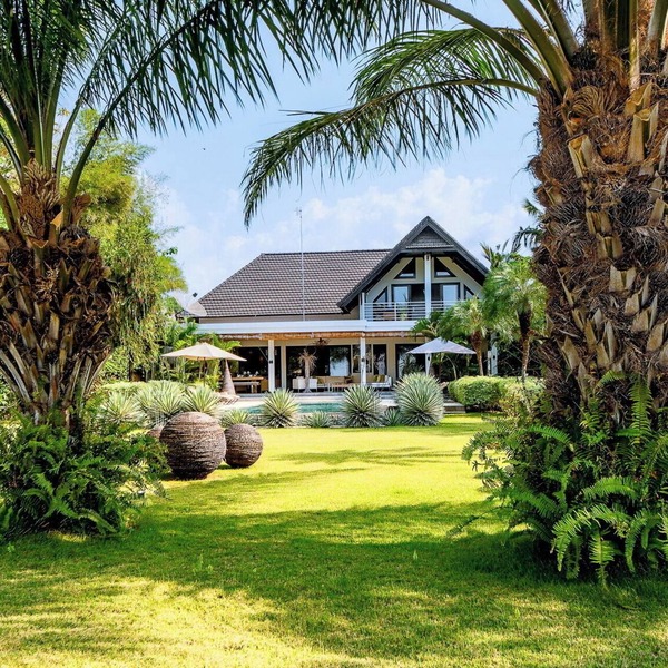 Luxurious villa estate 15P with 4 guesthouses and 3 private swimming pools!