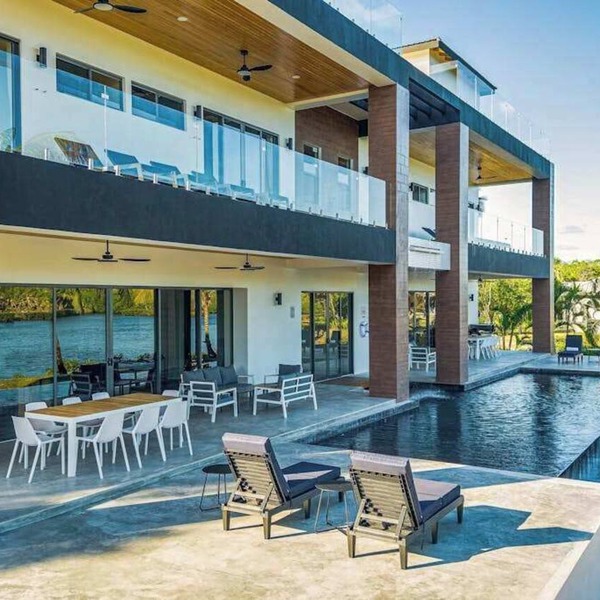 Luxurious villa with infinity pool, rooftop deck, kayaks & lagoon views