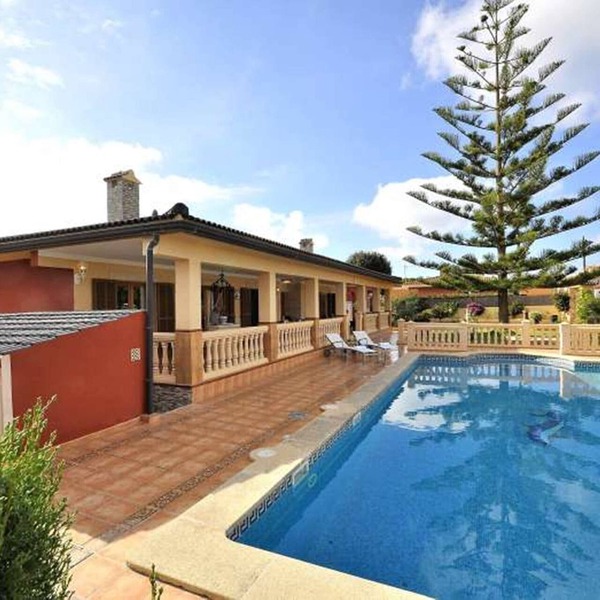 Luxurious villa with pool in Bahía Grande
