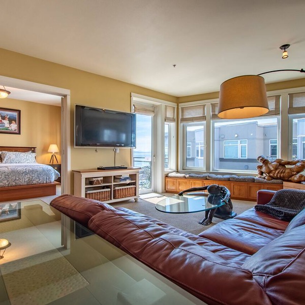 Luxurious Waterfront Penthouse 2BR/2BA + Parking!